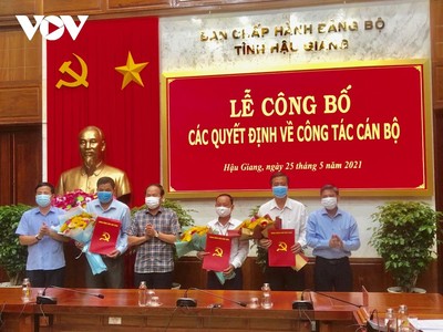 Lãnh đạo tỉnh Hậu Giang trao quyết định và tặng hoa cho các cán bộ.