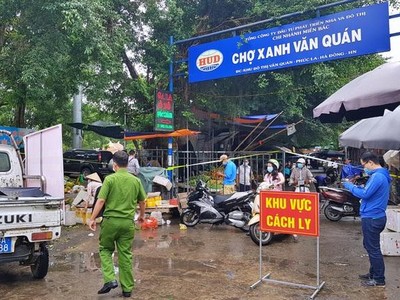 UBND quận Hà Đông đã phong tỏa tạm thời chợ Xanh Văn Quán để phòng, chống dịch Covid-19 (Ảnh: Minh Đức).