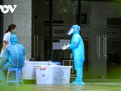 Lực lượng y tế lấy mẫu tại khu chung cư Goldmark City sau khi phát hiện ca mắc COVID-19 sinh sống tại đây.