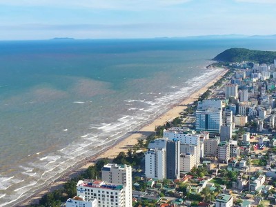 Thành phố biển Sầm Sơn hàng năm thu hút hàng triệu lượt khách du lịch.