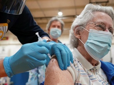 Tiêm vaccine Covidi-19 tại Mỹ. Ảnh: Al Jazeera.