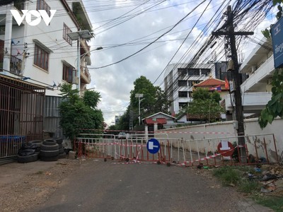 Con ngõ bên cạnh chùa Phật Tích- Vientiane vào nhà bệnh nhân Covid-19 này đã được rào kín từ vài tuần nay.