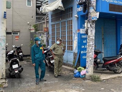 Lực lượng chức năng chốt chặn tại một hẻm nơi có điểm sinh hoạt của giáo phái truyền giáo Phục Hưng ở Thành phố Hồ Chí Minh. (Ảnh: Hồng Giang/TTXVN).