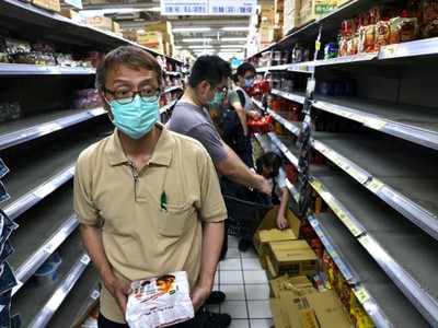 Người dân đổ xô đi mua mì gói ở Đài Bắc, Đài Loan ngày 15/5 sau khi chính quyền khuyến cáo hạn chế rời nhà và không tụ tập. Ảnh: Reuters.