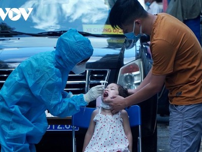 Lấy mẫu xét nghiệm Covid-19 tại một con hẻm tại Quận 3 (TPHCM) sáng 30/5.