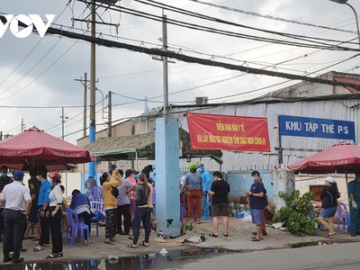 Lấy mẫu xét nghiệm tại quận Bình Thạnh, TP HCM. Ảnh: Hà Khánh.