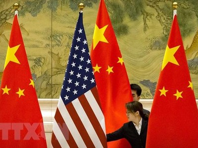 Quốc kỳ Trung Quốc và quốc kỳ Mỹ trước một phiên thảo luận về thỏa thuận thương mại Mỹ-Trung ở Bắc Kinh, Trung Quốc, ngày 14/2/2019. (Ảnh: AFP/TTXVN).