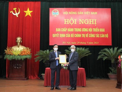 Trao quyết định của Bộ Chính trị cho ông Lương Quốc Đoàn. (trái).