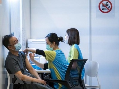 Nhân viên y tế tiêm vaccine ngừa COVID-19 cho người dân tại Hong Kong, Trung Quốc, ngày 23/2/2021. (Ảnh: AFP/TTXVN).
