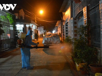 Lực lượng y tế phun khử khuẩn khu vực bệnh nhân COVID-19 sinh sống.