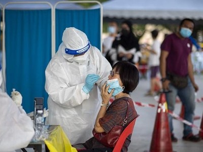 Nhân viên y tế lấy mẫu xét nghiệm COVID-19 cho người dân tại Selangor, Malaysia ngày 23/5/2021. (Ảnh: THX/TTXVN).