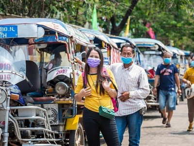 Người dân đeo khẩu trang trên đường phố Vientiane, Lào tháng 3/2020. Ảnh: Tân Hoa xã.