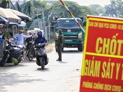 Huyện Đông Anh lập chốt kiểm soát chặt chẽ giữa khu vực giáp ranh Hà Nội-Bắc Ninh. (Ảnh: Thành Đạt/TTXVN).