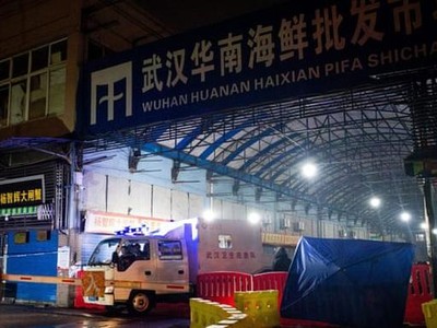 Đội vệ sinh khẩn cấp xuất hiện tại chợ Hoa Nam vào tháng 1/2020 (Ảnh: AFP).