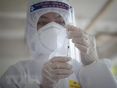 Nhân viên y tế chuẩn bị tiêm vaccine phòng COVID-19. (Ảnh: Danh Lam/TTXVN).