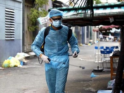 Phun khử khuẩn để phòng dịch. (Nguồn: TTXVN).