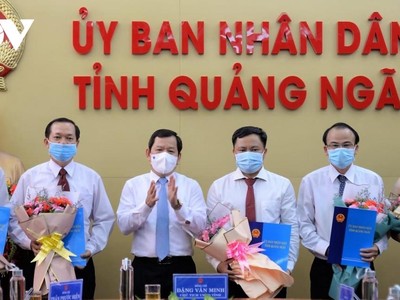 Chủ tịch UBND tỉnh Quảng Ngãi Đặng Văn Minh trao quyết định bổ nhiệm 5 Giám đốc sở.