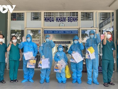 5 bệnh nhân và lãnh đạo bác sĩ ở Trung tâm Y tế Hòa Vang thể hiện quyết tâm chiến thắng Covid-19.