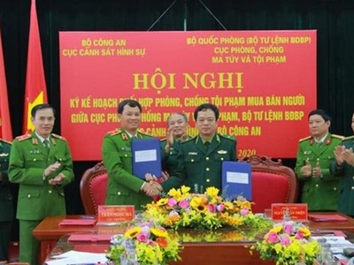 Thiếu tướng Nguyễn Văn Thiện (bên phải) và Thiếu tướng Trần Ngọc Hà, Cục trưởng Cục Cảnh sát Hình sự Bộ Công an trong lễ ký kế hoạch phối hợp. Ảnh: Báo Biên phòng.