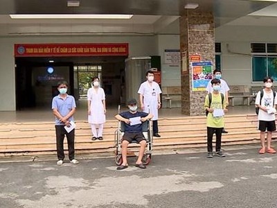 Hình ảnh các bệnh nhân được công bố khỏi bệnh trước đó. (Ảnh: Thanh Thương/TTXVN).