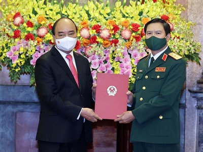 Chủ tịch nước Nguyễn Xuân Phúc trao Quyết định bổ nhiệm chức vụ Tổng Tham mưu trưởng Quân đội nhân dân Việt Nam cho Thượng tướng Nguyễn Tân Cương.