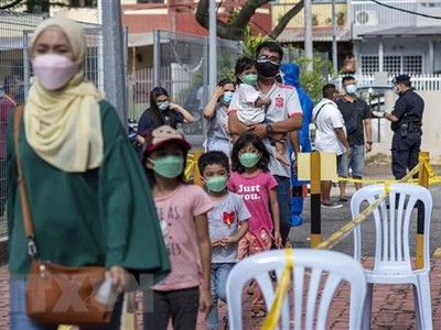 Người dân chờ xét nghiệm COVID-19 ở Klang, bang Selangor, Malaysia. (Ảnh: THX/TTXVN).