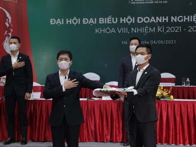 Ông Trần Đăng Nam, Chủ tịch Hội Doanh nghiệp trẻ Hà Nội khóa VIII (bên trái) và ông Lê Phụng Thắng, Chủ tịch Hội Doanh nghiệp trẻ Hà Nội khóa VII trong lễ chuyển giao.