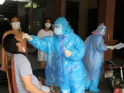 Ngành y tế Hà Tĩnh lấy mẫu xét nghiệm đối với những trường hợp liên quan.