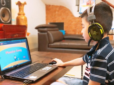 Học sinh Englishnow học tập chủ động với chương trình học trực tuyến Englishnow Co-learning.