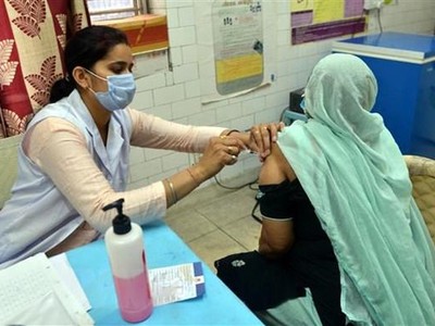 Nhân viên y tế tiêm vaccine phòng COVID-19 cho người dân tại New Delhi, Ấn Độ. (Ảnh: THX/TTXVN).
