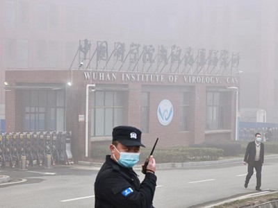 Nhân viên an ninh bên ngoài Viện Virus học Vũ Hán. Ảnh: Reuters.