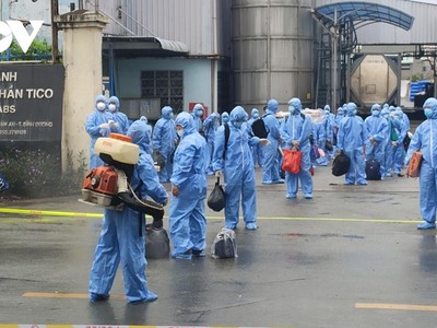 Các trường hợp F1 của nam công nhân mắc Covid-19 được đưa đi cách ly tập trung.