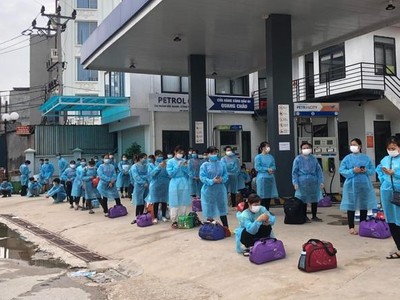 Công nhân ở trọ tại ổ dịch thôn Núi Hiểu, xã Quang Châu, huyện Việt Yên, chờ lên xe ô tô di chuyển đến khu cách ly tập trung của huyện.