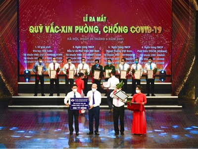 Chủ tịch HĐTV TKV Lê Minh Chuẩn đã trao tặng Quỹ số tiền ủng hộ 200 tỷ đồng.