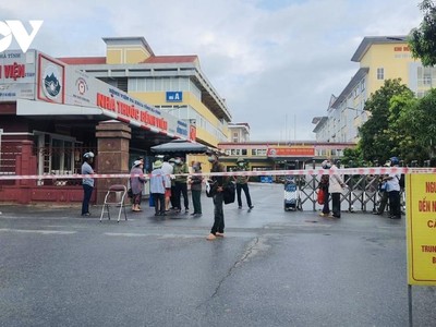 Phong tỏa tạm thời Bệnh viện đa khoa tỉnh Hà Tĩnh sau khi xác đinh 1 người làm việc tại đây mắc Covid-19.