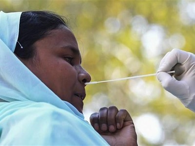 Nhân viên y tế lấy mẫu xét nghiệm COVID-19 tại Srinagar, Ấn Độ. (Ảnh: THX/TTXVN).