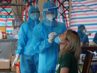 Lực lượng y tế lấy mẫu xét nghiệm cho người dân (Nguồn: HCDC).