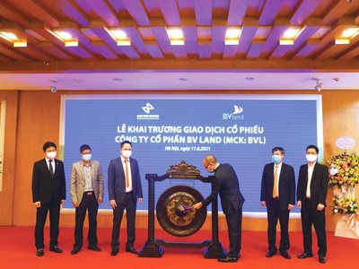 Ông Tạ Hoài Hạnh - CT HĐQT BV Land thực hiện nghi thức đánh cồng khai trương phiên giao dịch đầu tiên.