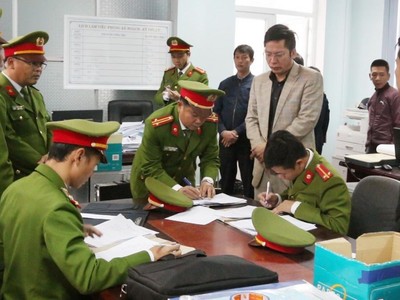 Lực lượng chức năng khám xét, thu giữ nhiều tài liệu liên quan đến sai phạm tại Ban Quản lý dự án Môi trường và Biến đổi khí hậu thành phố Đồng Hới.