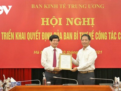 Trưởng Ban Kinh tế Trung ương Trần Tuấn Anh trao Quyết định cho ông Đỗ Ngọc An (ảnh trái).