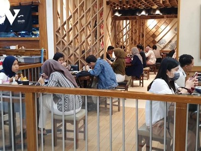 Các trung tâm thương mại tại Indonesia vẫn đông người dù đang thực hiện giãn cách.