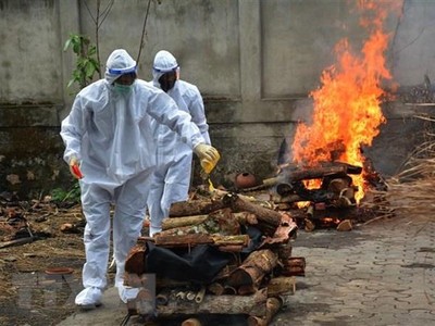 Chuẩn bị hỏa táng bệnh nhân tử vong do COVID-19 tại Guwahati, Assam, Ấn Độ, ngày 5/6/2021. (Ảnh: THX/TTXVN).