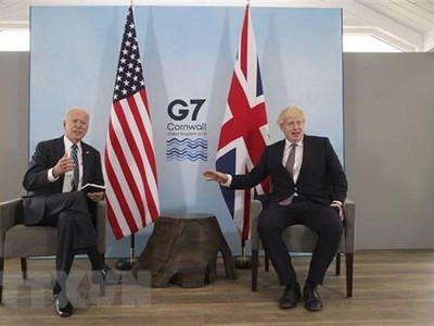Thủ tướng Anh Boris Johnson (phải) và Tổng thống Mỹ Joe Biden trong cuộc gặp song phương tại Vịnh Carbis, Cornwall (Anh) ngày 10/6/2021. (Ảnh: AFP/TTXVN).
