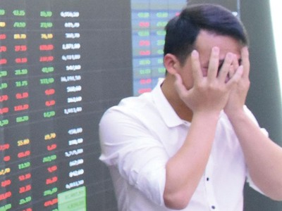 Ai trả lại công bằng cho nhà đầu tư?