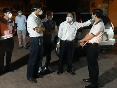 Ban chỉ đạo phòng, chống Covid-19 tỉnh Nghệ An kiểm tra công tác cách ly tại Trạm Y tế phường Hà Huy Tập lúc rạng sáng 14/6 (Ảnh: TTYTNA).