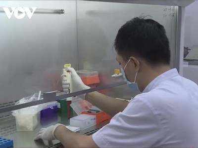 Xét nghiệm tìm virus SARS-CoV-2 tại Bệnh viện Bệnh Nhiệt đới.
