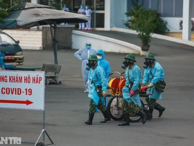 Lực lượng chức năng khử khuẩn tại Bệnh viện Bệnh Nhiệt Đới trong chiều 13/6..