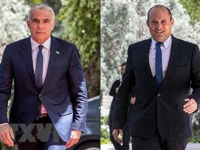 Lãnh đạo đảng Yemina của Israel Naftali Bennett (phải) và lãnh đạo đảng Yesh Atid, ông Yair Lapid. (Ảnh: AFP/TTXVN).