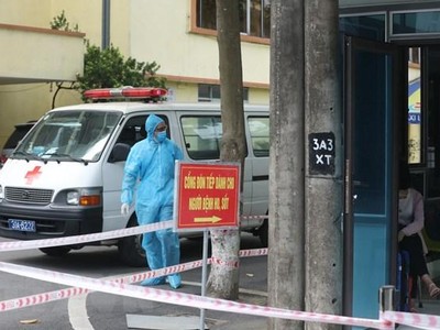 Xe vận chuyển bệnh nhân có triệu chứng ho, sốt sang các bệnh viện khu vực huyện Đông Anh. (Ảnh: Minh Quyết/TTXVN).