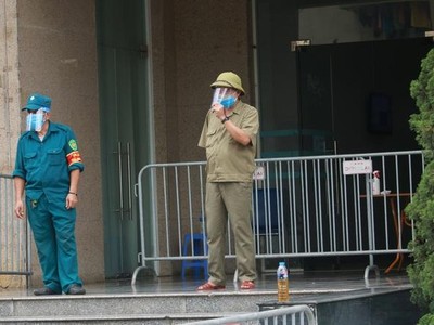 Lực lượng chức năng lập rào chắn, phong tỏa tòa N03A, chung cư Sunrise Building 3A (thuộc khu đô thị Sài Đồng mới, quận Long Biên) do có ca dương tính với SARS-CoV-2.